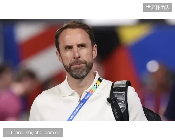 索斯盖特或延续三中卫体系，斯通斯的后场出球能力是战术发起关键。